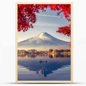 Kolorowa jesień i góra Fuji z poranną mgłą i czerwonymi liśćmi nad jeziorem Kawaguchiko to jedno z najlepszych miejsc w Japonii