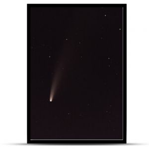 Kometa Neowise C2020 F3 na nocnym niebie