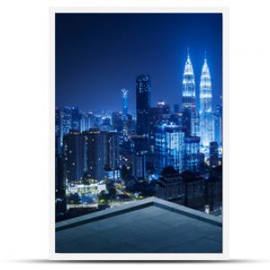 Balkon na otwartej przestrzeni z widokiem na panoramę miasta Kuala Lumpur Scena nocna
