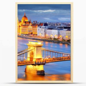Budapeszt nocny widok na Most Łańcuchowy na Dunaju i