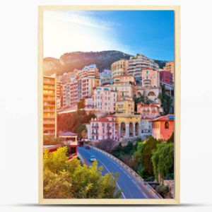 Kolorowa ulica i architektura widoku na mgłę słońca w Monako