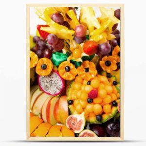 Kompozycja z warzywami, owocami i kwiatami na stole świątecznym