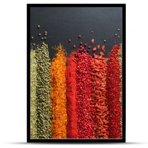 Kolorowa kolekcja przypraw i ziół na tle czarnego stołu Śródziemnomorskie przyprawy do dekoracji opakowań z żywnością