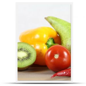 Zdrowa żywność owoce i warzywa na drwenianej podstawie i jasnem tle