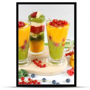  Kolorowe warstwowe smoothie z mango, kiwi, selera naciowego, malin, porzeczek, banana, jarmużu i kremu waniliowego