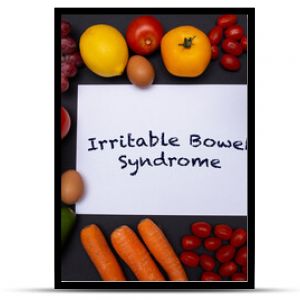Płaska makieta białej kartki z tekstem jelito drażliwe otoczone warzywami i owocami zdrowej diety i odżywianie