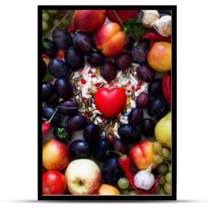 Czerwone serce w centrum kolorowych owoców i warzyw zrównoważona dieta i dbanie o zdrowie