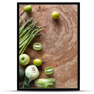 Świeże warzywa i owoce na rozważanym drewnianym stole