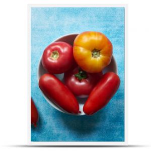 pomidory i papryki na stułę