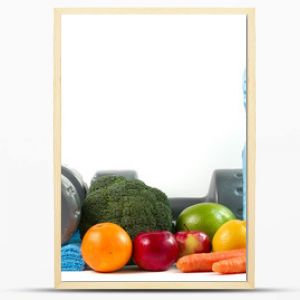 Hantle z warzywami i owocami na białym tle