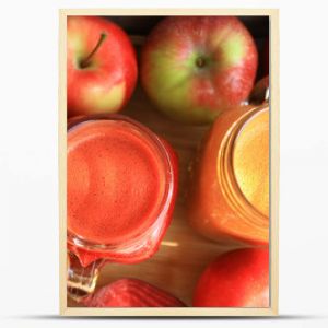 Soki z marchwi jabłka i buraka w tle owoce i warzywa