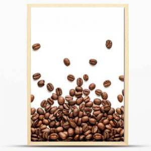 Panoramiczne obramowanie ziaren kawy izolowane na białym tle z miejsca na kopię