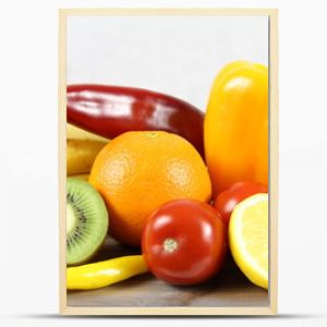 Warzywa i owoce pomarańcze kiwi banan pomidor i żółta papryka