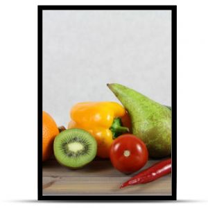 Zdrowy tryb życia - owoce i warzywa - gruszka, cukinia, pomidory, pamarańcza, czerwona papryka
