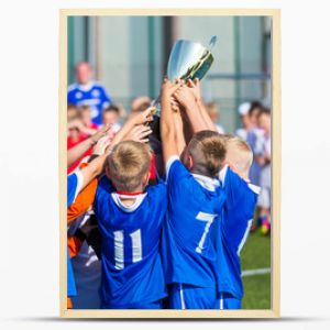 Młoda drużyna sportowa z trofeum Chłopcy świętują osiągnięcia sportowe Młodzi piłkarze trzymający trofeum świętują piłkę nożną Piłka nożna