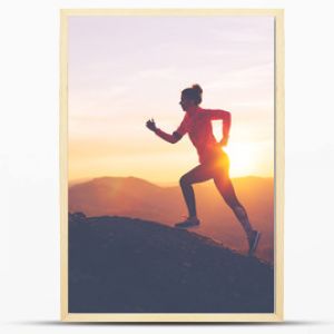 Wysportowana dziewczyna kończy bieg w górach o zachodzie słońca Obcisłe ubrania sportowe Zamierzone rozmycie ruchu