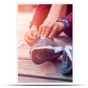 Biegacz zawiązuje buty sportowe