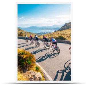 Zdjęcie kolarza sportowego zespołowego Grupa triathlonistów na przejażdżce rowerowej po drodze na Majorce Majorka w Hiszpanii