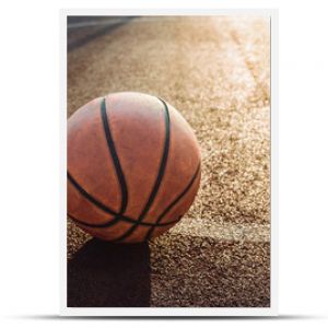 Piłka do koszykówki na boisku miejskim Koncepcje zdrowego stylu życia i sportu