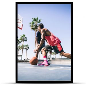 Dwóch koszykarzy grających na świeżym powietrzu w Los Angeles
