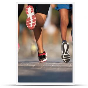 Biegające dzieci Młodzi sportowcy biegają w wyścigach dziecięcychbiegając po drodze miejskiej szczegółowo na nogachbiegając w świetle poranka