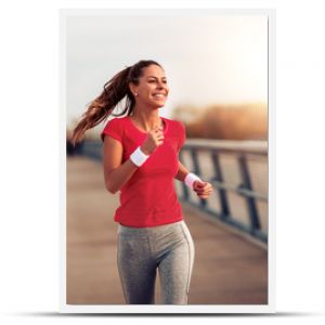 Piękna kobieta biegająca przez most