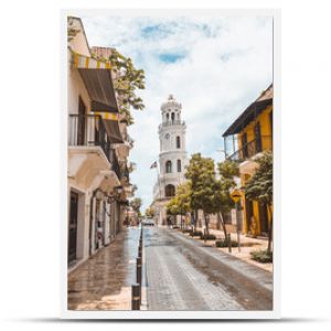 Spokojna ulica w strefie kolonialnej Santo Domingo na Dominikanie