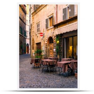 Widok na starą przytulną ulicę w Rzymie, Włochy