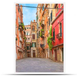 Kolorowe domy na starej średniowiecznej ulicy w Wenecji we Włoszech