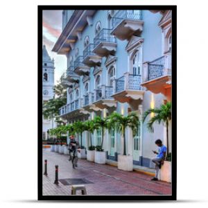 Avenida Central w Casco Viejo Panama z katedrą metropolitalną Santa Maria La Antigua w tle o zachodzie słońca