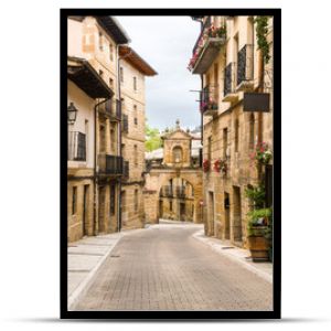 spokojna ulica miasta Rioja w Hiszpanii