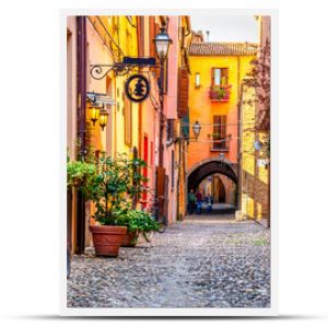 Przytulna wąska uliczka w Ferrarze EmiliaRomagna Włochy Ferrara jest stolicą prowincji Ferrara