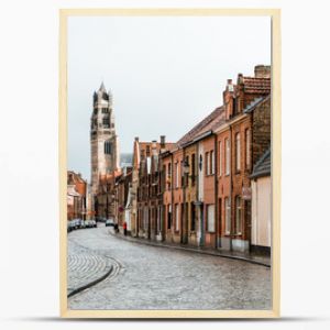 Starożytne ulice starego miasta Brugge w Belgii Pusta ulica z bloku drewna rozciągająca się w dal w deszczowe dni