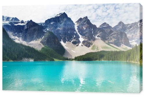 Beautiful turquoise waters of the Moraine lake