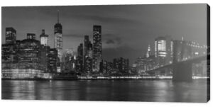 Miasto Nowy Jork z charakterystyczną panoramą panoramy Brooklyn Bridge w nocy w czerni i bieli