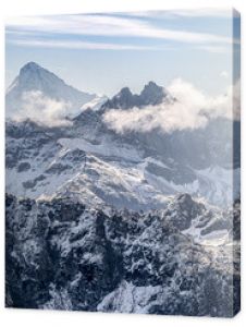 duża panorama sur une chaîne de montagne enneigées des Alpes suisses