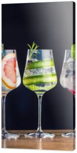Pięć kolorowych koktajli z ginem i tonikiem w kieliszkach do wina na blacie barowym w szczeniaku lub restauracji