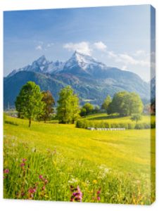 Idylliczna górska sceneria w Alpach z kwitnącymi łąkami wiosną