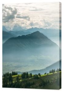 Piękny panoramiczny widok na Alpy Szwajcarskie wokół Jeziora Czterech Kantonów, widziany ze szczytu Rigi Kulm