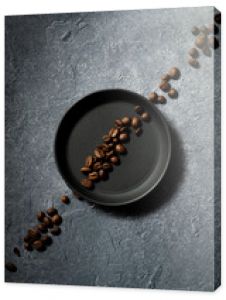 średniopalone ziarno kawy arabica kawa ziarnista na talerzyku na betonowym mielonym średnio palona arabica ziarna kawy co