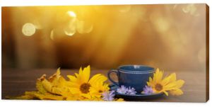 filiżanka kawy w jesienny poranek kawa o poranku żółte kwiaty słonecznika