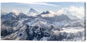duża panorama sur une chaîne de montagne enneigées des Alpes suisses