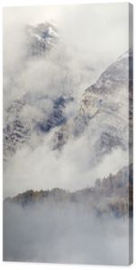 Zdjęcie lotnicze pięknego górskiego krajobrazu z chmurami w Valais Kanton