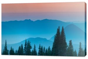 Niebieska godzina po zachodzie słońca nad górami Cascade