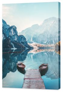 Łodzie na jeziorze Braies Pragser Wildsee w górach Dolomity Sudtirol we Włoszech