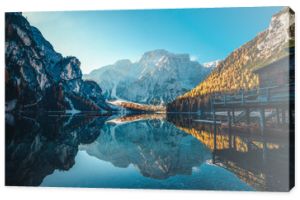 Jezioro Braies w górach Dolomity Seekofel w tle Sudtirol Włochy