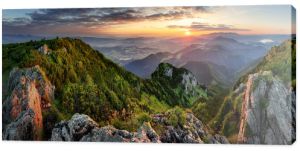 Górska dolina podczas wschodu słońca Naturalny letni krajobraz na Słowacji