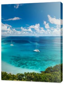 Aerial Pano plaży Grand Anse na wyspie La Digue na Seszelach Biała piaszczysta plaża z laguną błękitnego oceanu i jachtem katamaranem mo