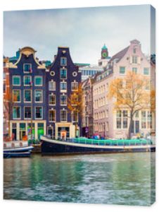 Panoramiczny jesienny widok miasta Amsterdam Słynne holenderskie kanały i wspaniały pejzaż miejski Kolorowa poranna scena Holandii Europa T