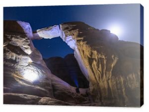 Wadi Rum w Jordanii. Nocne niebo z pięknymi gwiazdami nad pustynią.